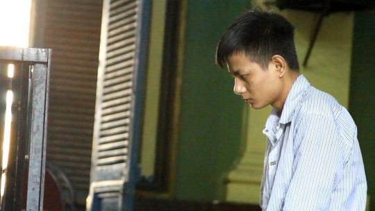 Nam thanh niên đưa người tình nhí ra công viên quan hệ