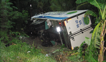 Xe tải mất lái, tài xế thoát nạn
