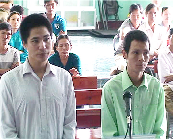 Lãnh án tù vì sử dụng trái phép vũ khí quân dụng, đe dọa giết người