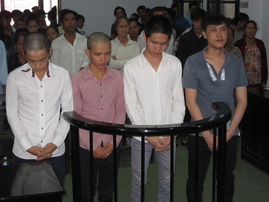 Bênh bạn gái, nam sinh rủ bạn đi chém người