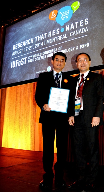 Ông Nguyễn Quang Trí – Giám Đốc Marketing Ngành hàng, Vinamilk đại diện công ty nhận Giải thưởng Công nghiệp Thực phẩm toàn cầu IUFoST 2014 tại Montreal, Canada