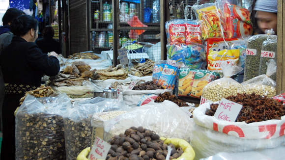 Hàng Việt vẫn khó vào chợ truyền thống