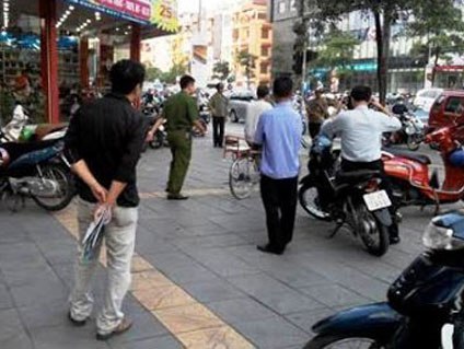 Hà Nội Đang nghe điện thoại trên phố, bị đâm chết