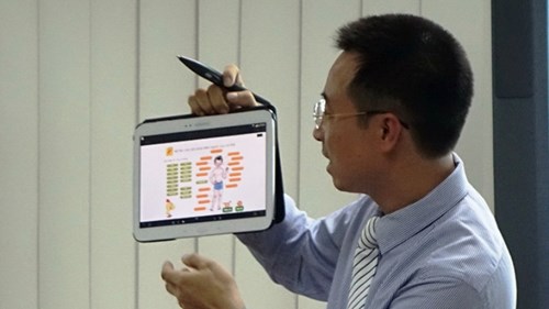 SGK điện tử và máy tính bảng cho học sinh tiểu học các lớp 1, 2, 3 trong phòng học được giới thiệu tại Sở GD-ĐT TP.HCM chiều 19-8 - Ảnh: Như Hùng (Tuổi Trẻ)