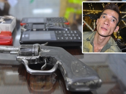 Găm súng đầy đạn trong cạp quần