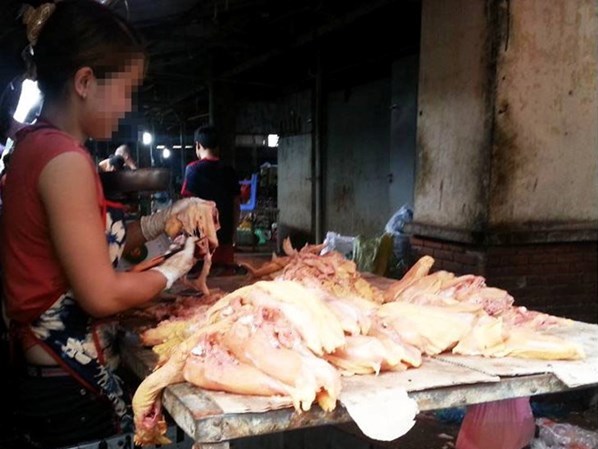 Tận thu thịt gà ôi ế chế biến tuồn vào quán ăn