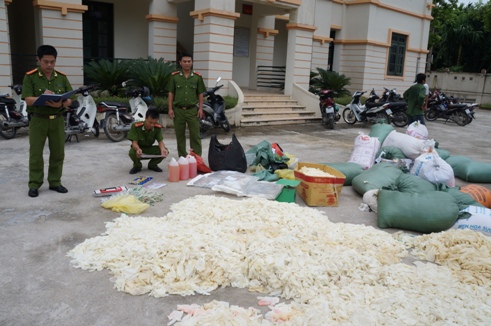 Hà Nội phát hiện ổ thu gom 8 tạ găng tay y tế đã qua sử dụng