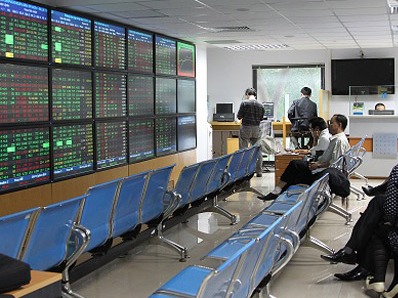 Vn-Index ngược dòng tiến gần mốc 634 điểm