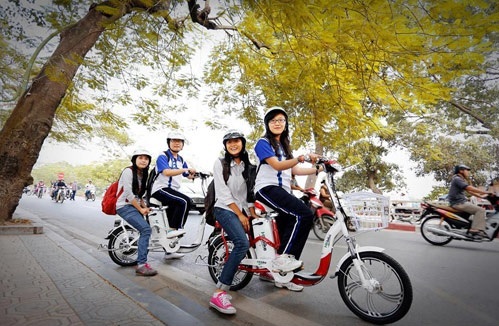 Học sinh đến trường bằng xe đạp điện đã trở nên phổ biến