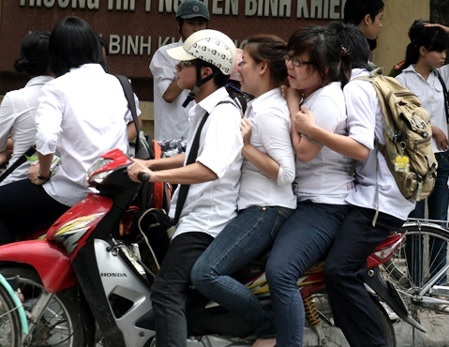Học sinh kẹp 4 trên xe máy tại cổng trường