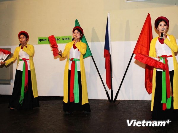  Các liền chị biểu diễn các làn điệu Quan họ trong đêm giao lưu nghệ thuật. (Ảnh: Quang Vinh/Vietnam+)