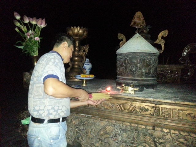 Lên đến tượng đài du khách chỉ còn cách mò mẫm thắp thắp hương, dùng điện thoại chiếu sáng ngắm… cảnh vật.jpg