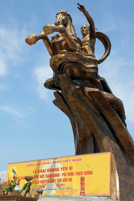 Du khách dọi pha ôtô đi lễ Đức Thánh Gióng