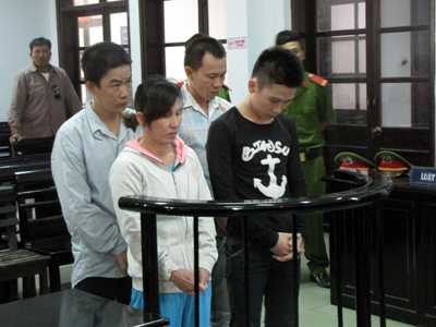 Mẹ và con cùng vào tù vì ma túy