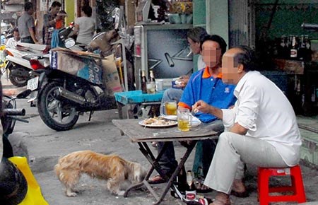 Tây cũng khoái bia vỉa hè, sao phải cấm