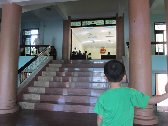 Con trẻ ở sân tòa