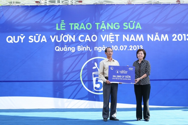 Bà Bùi Thị Hương – Giám Đốc Điều Hành Vinamilk trao tặng bảng sữa tượng trưng cho trẻ em Quảng Bình thông qua Quỹ Bảo trợ trẻ em tỉnh Quảng Bình
