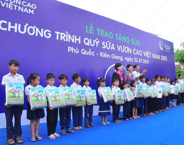 Đại diện ban Điều hành Quỹ sữa trao tặng sữa cho trẻ em nghèo huyện đảo Phú Quốc, Kiên Giang