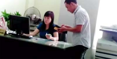 Cảnh bà Phạm Thanh Hương công khai nhận tiền “lót tay” của doanh nghiệp tại văn phòng? (Ảnh cắt từ clip).