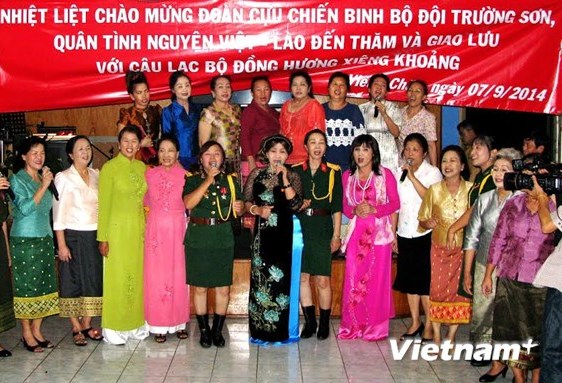Cựu chiến binh Trường Sơn giao lưu với Việt kiều ở Lào