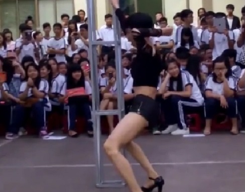 Xem xét kỷ luật, rút kinh nghiệm vụ múa cột sau lễ khai giảng