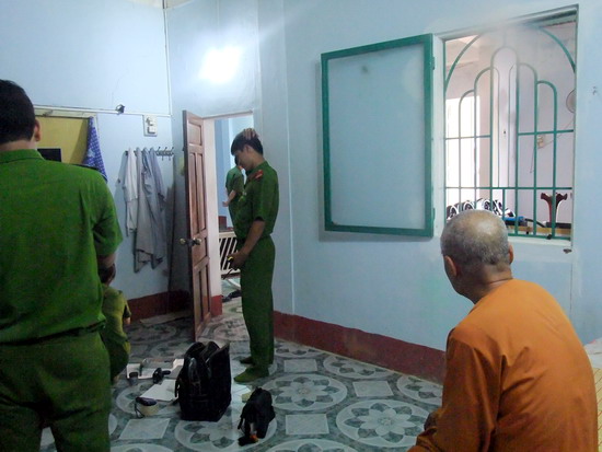 Trộm của chùa đi đánh bạc và cho vay nặng lãi