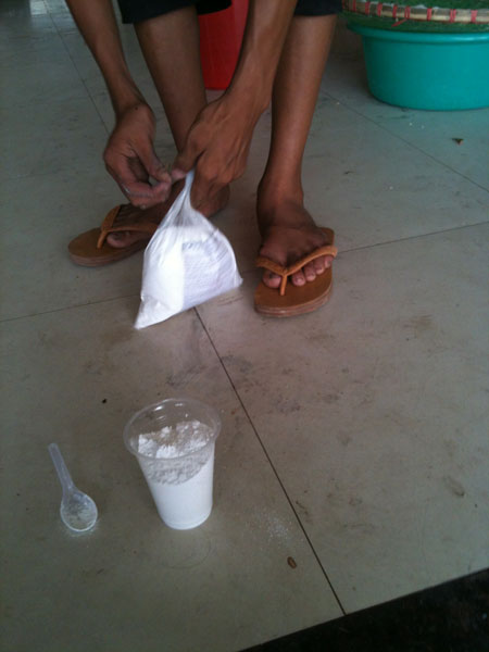 Hãi hùng xem cảnh tắm trắng dừa