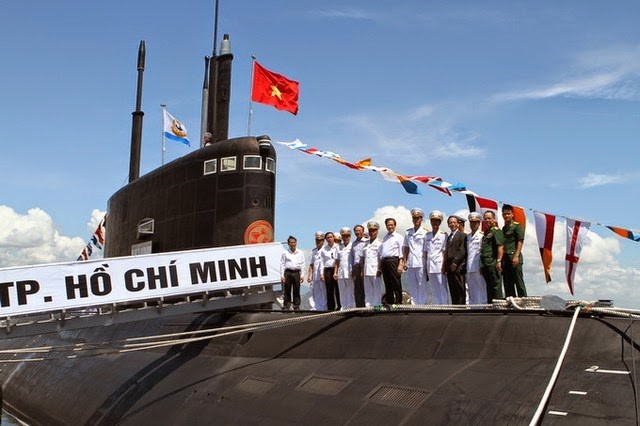 Việt Nam tổ chức lễ thượng cờ cho 2 chiếc tàu ngầm Kilo đầu tiên mang tên HQ-182 Hà Nội và HQ-183 Hồ Chí Minh tại cảng Cam Ranh