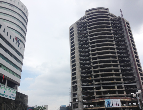 Vỡ mộng đua lên trời, tháp văn phòng thành xác lạnh