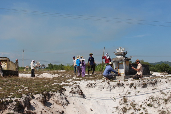 Đào xới lấy cát chốn mồ mả, dân xã Tam Anh Nam kêu cứu