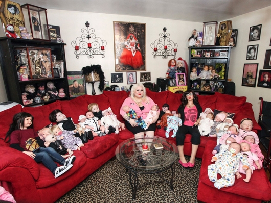 Người phụ nữ chăm 300 búp bê như con đẻ