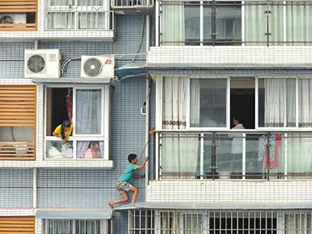 Leo ra ngoài cửa sổ tầng 11 trốn vì sợ làm bài tập về nhà