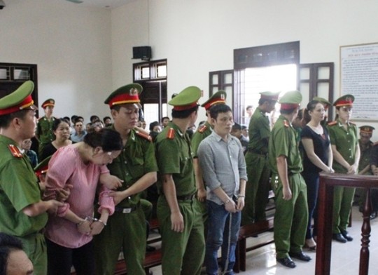 Òa khóc, đập đầu vào tường đòi tự tử khi nghe tuyên án tử hình