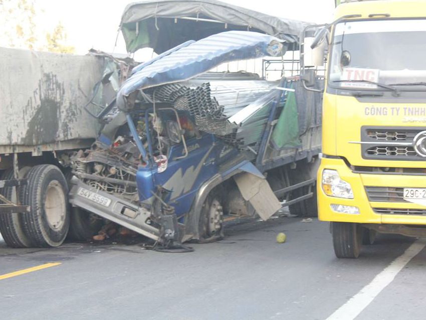 Xe tải đâm đuôi rơ moóc biển Lào, phụ xe tử vong