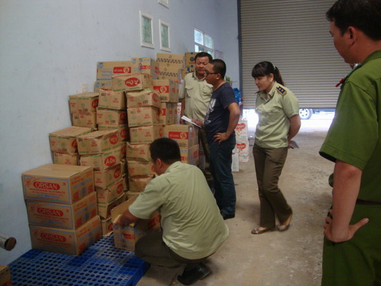 Phát hiện gần 7 200 kg bột ngọt nhái nhãn hiệu