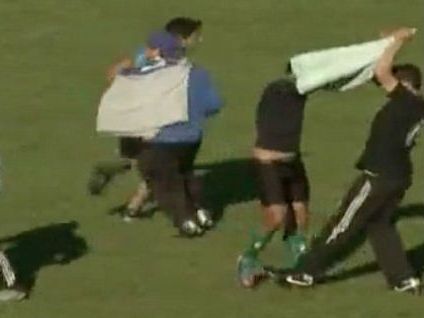 Sốc Côn đồ lột quần áo cầu thủ ngay trên sân