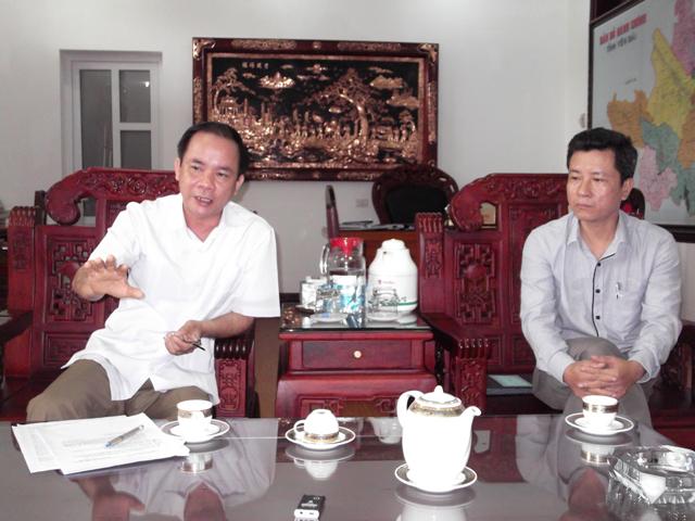 Ông Tạ Văn Long – Phó Chủ tịch thường trực UBND tỉnh Yên Bái (bên trái ảnh) và ông Vũ Lê Trung Anh – Trưởng Phòng Kinh tế ngành- UBND tỉnh Yên Bái tại buổi làm việc với phóng viên báo BVPL