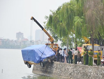 Hà Nội Xe 16 chỗ lao xuống hồ Tây
