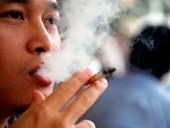 Bộ Tài chính rón rén , chuyên gia đòi tăng sốc thuế thuốc lá