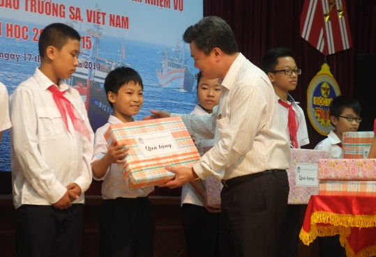 Giám đốc Sở GD-ĐT Hà Nội tặng quà cho các em nhân dịp năm học mới