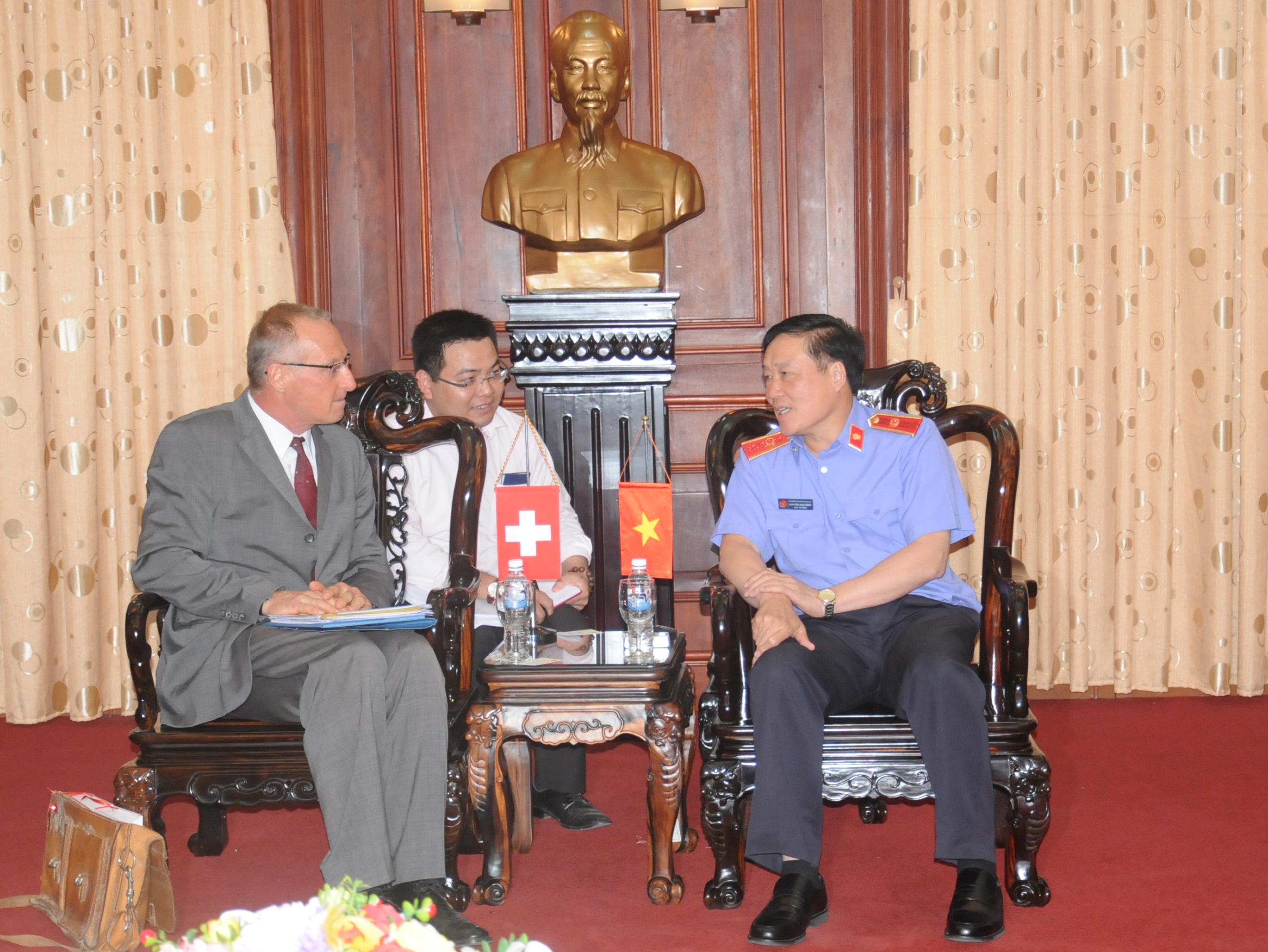 Đồng chí Nguyễn Hòa Bình, Viện trưởng VKSNDTC tiếp ngài Andrej Motyl, Đại sứ đặc mệnh toàn quyền Thụy Sỹ tại Việt Nam.