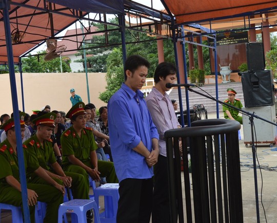 Giết người vì bị bắn nước mưa vào người, anh em cùng vào tù