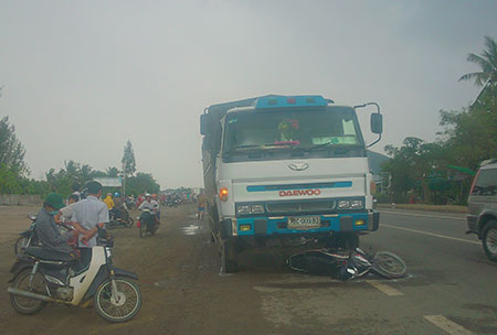Xe tải tông xe máy cùng chiều làm 1 người tử vong