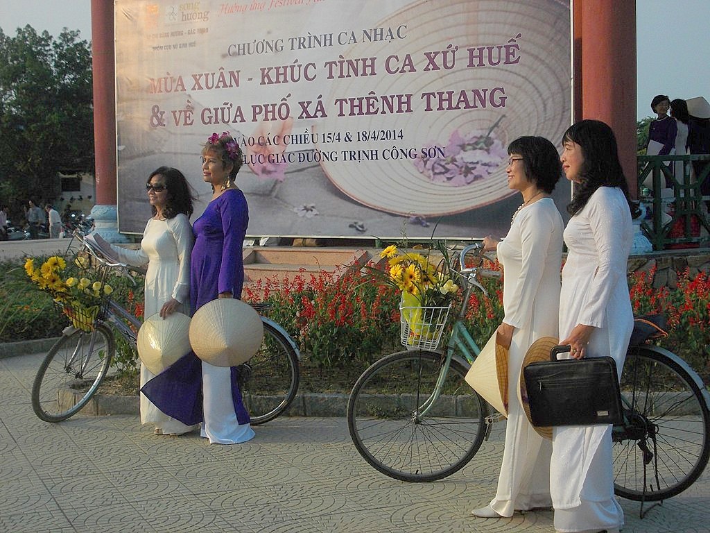 Duyên dáng áo dài Huế