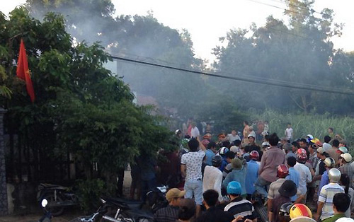 Hơi cay vừa được tung vào căn nhà hai thanh niên cố thủ. Ảnh: CTV