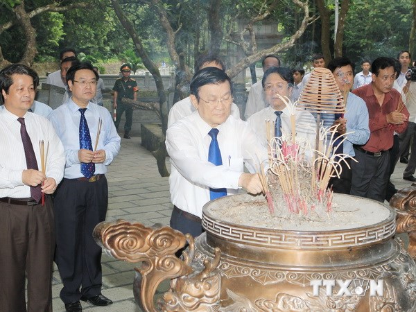  Chủ tịch nước Trương Tấn Sang dâng hương tại Đền Giếng trong Khu di tích lịch sử Đền Hùng. (Ảnh: Nguyễn Khang/TTXVN)
