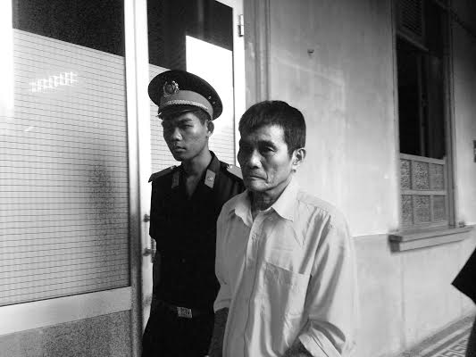 Cho bé gái ăn cơm rồi hại đời, lão nông lãnh 14 năm tù