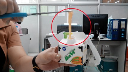 Khách hàng tố sữa uống thanh trùng Ba Vì có mùi và vật thể lạ