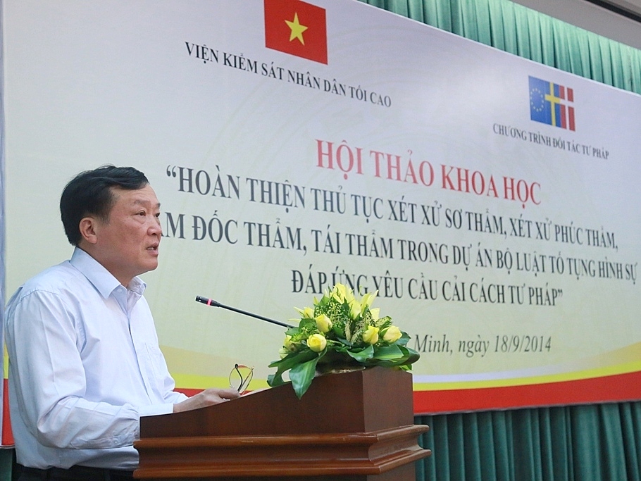 Đồng chí Nguyễn Hòa Bình, Viện trưởng VKSNDTC, Trưởng Ban soạn thảo Bộ luật TTHS (sửa đổi) phát biểu tại Hội thảo.