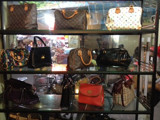 Hàng hiệu sida bạc triệu hút khách